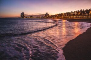 Orilla del mar en la playa de la Barceloneta