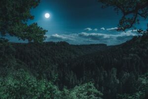 Paisaje hermoso en ritual del amor de luna llena